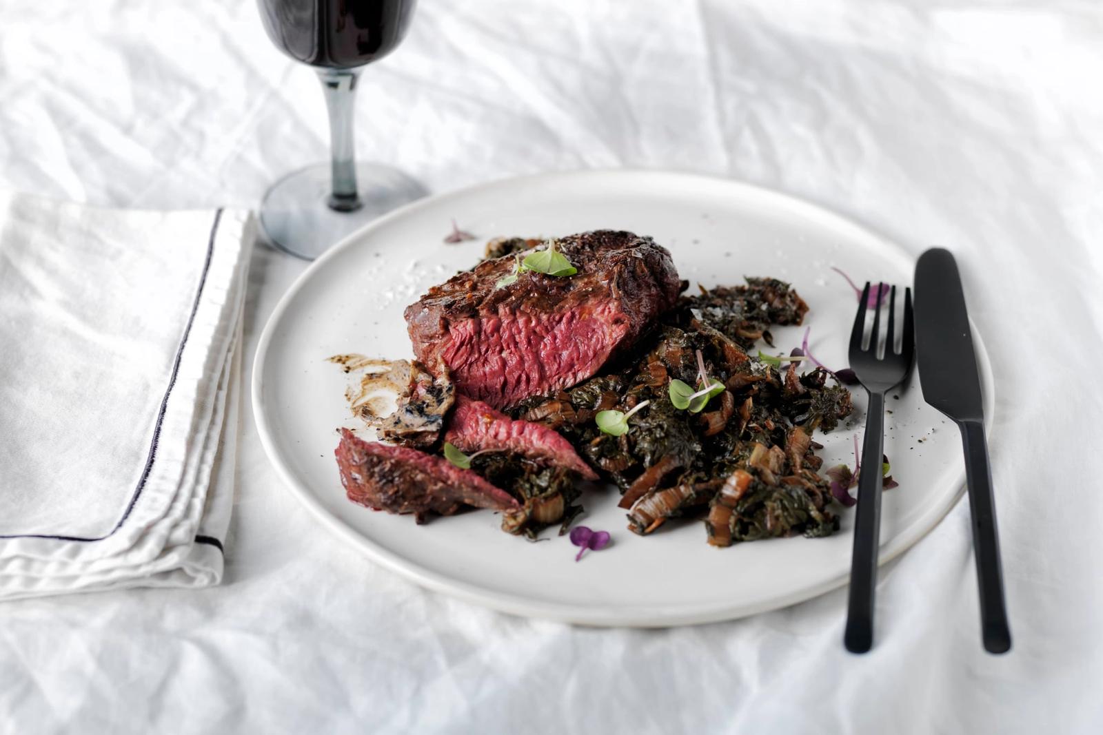 Onglet et blettes braisées au beurre d'ail noir