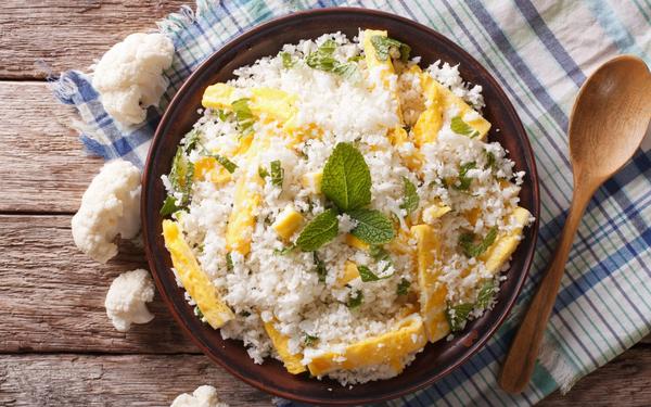 Riz au chou-fleur avec des œufs brouillés