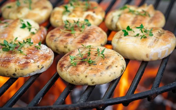 Fromage halloumi grillé au barbecue