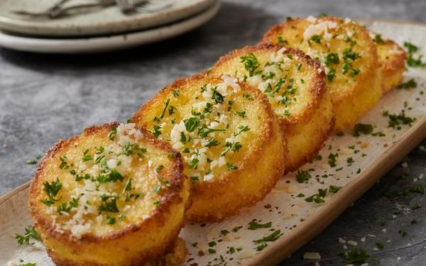 Galettes croustillantes à la polenta et au parmesan