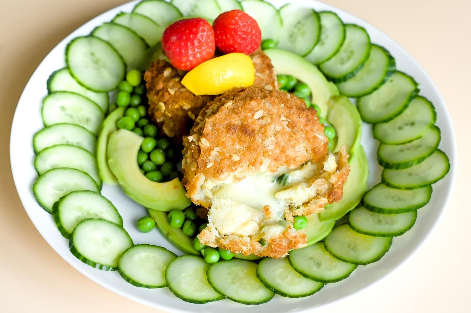 Croquettes d'aiglefin fumé avec cheddar affiné, fraise, avocat, concombre et petits pois