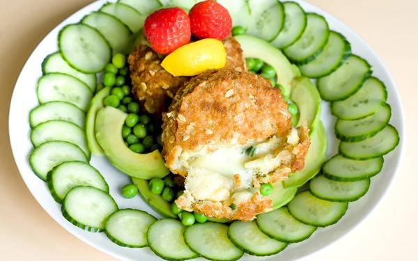 Croquettes d'aiglefin fumé avec cheddar affiné, fraise, avocat, concombre et petits pois