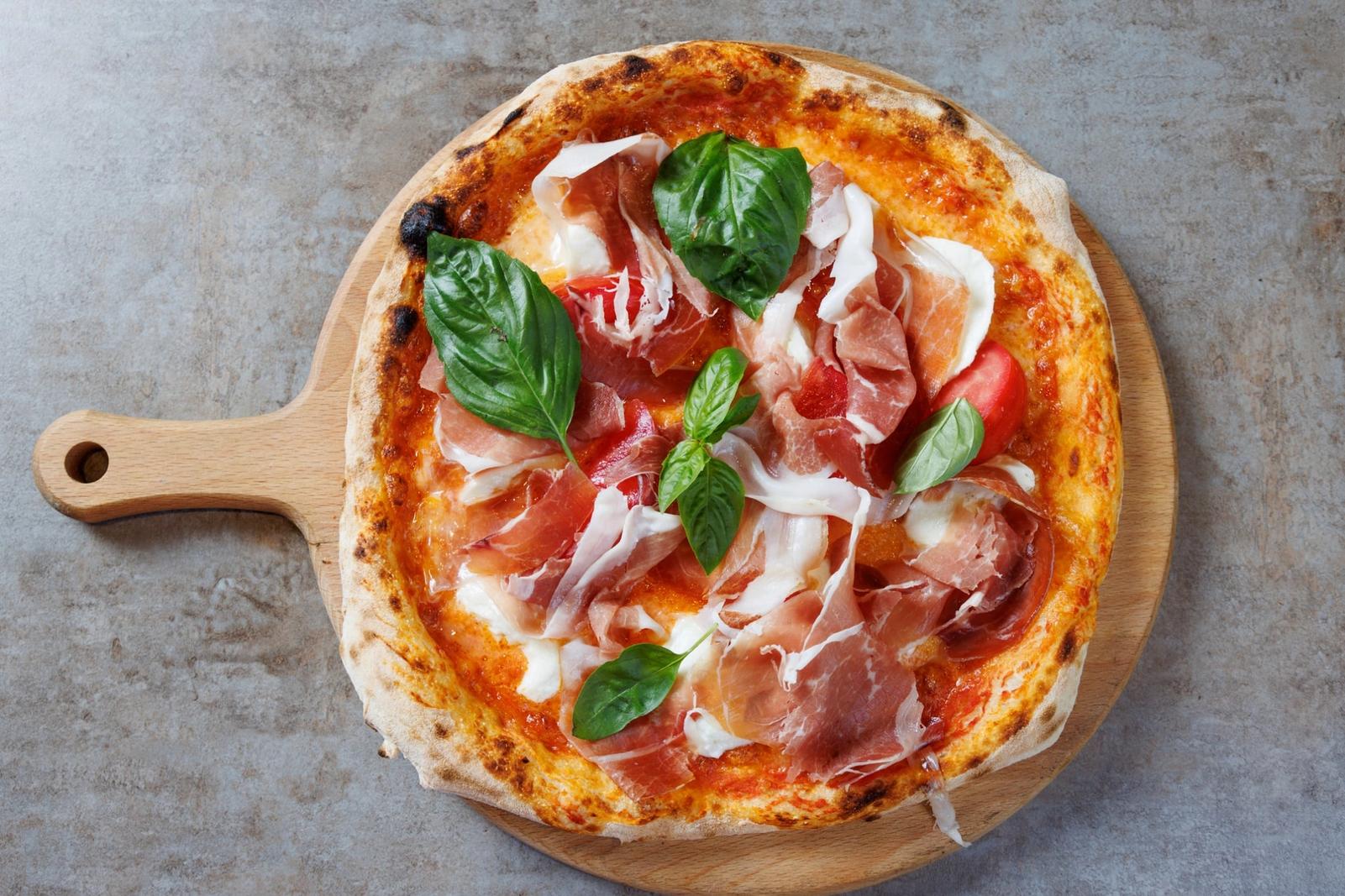 Pizza jambon cru et basilic