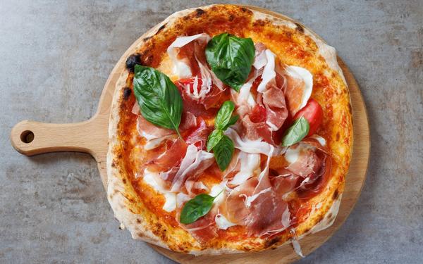 Pizza jambon cru et basilic