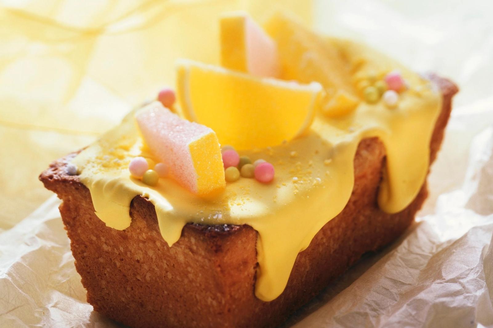 Gâteau de Madère au citron décoré de bonbons