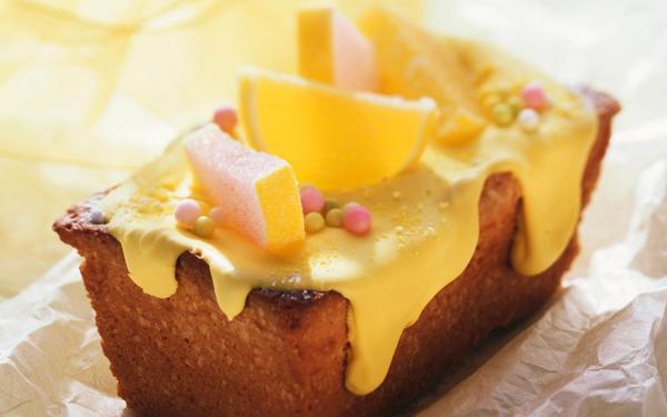 Gâteau de Madère au citron décoré de bonbons