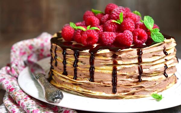 Gâteau de crêpes au chocolat parsemé de framboises