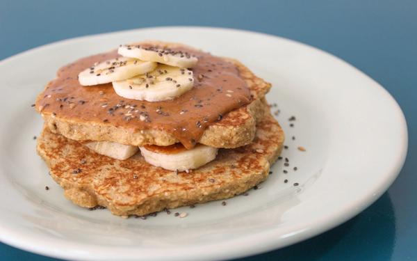 Crêpes d’avoine avec beurre d’arachide et banane