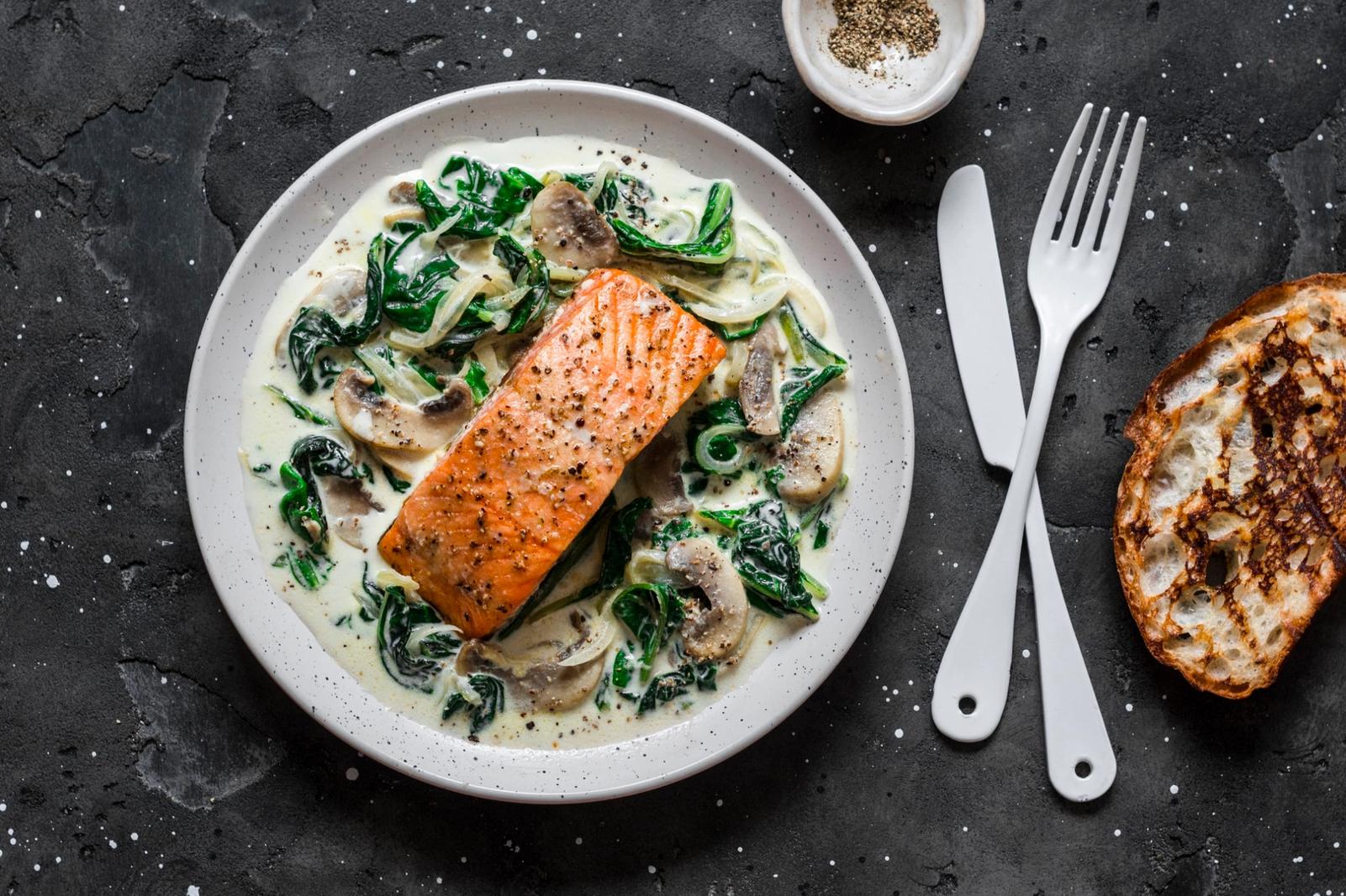 Recette saumon au four sauce crémeuse aux champignons et épinard