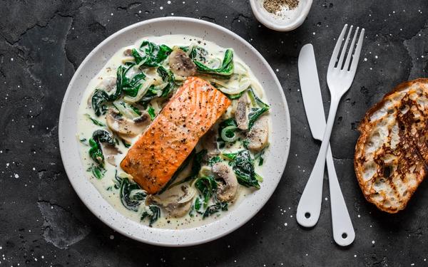 Recette saumon au four sauce crémeuse aux champignons et épinard