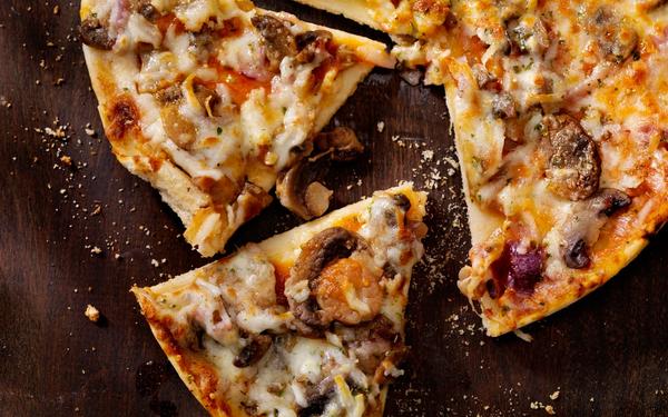 Pizza aux champignons rôtis, à l’ail et à l’oignon rouge