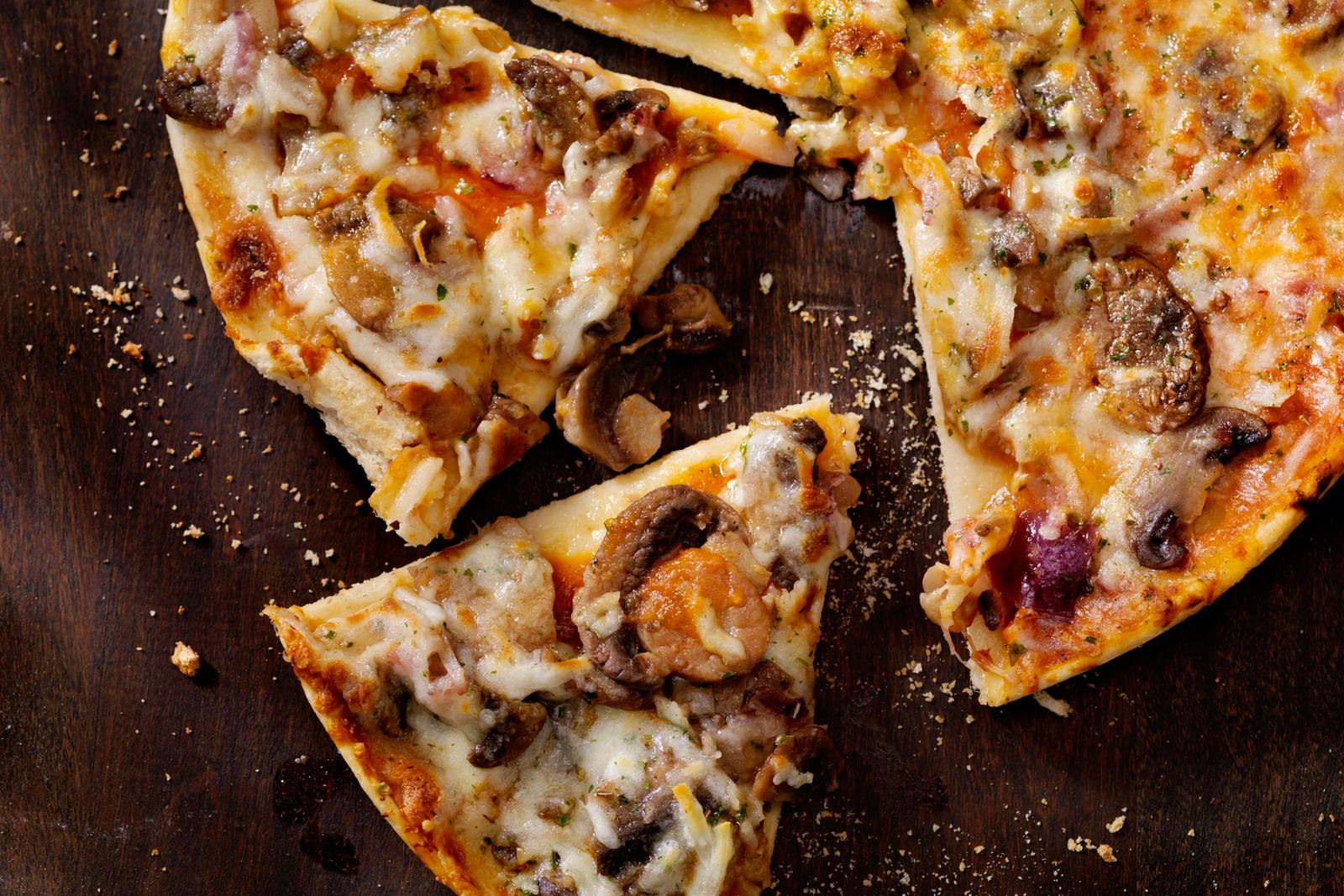 Pizza aux champignons rôtis, à l’ail et à l’oignon rouge