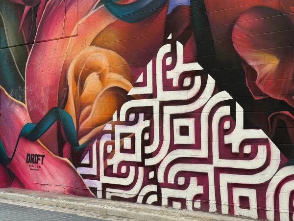 Toujours en mouvement street art mural photo 1