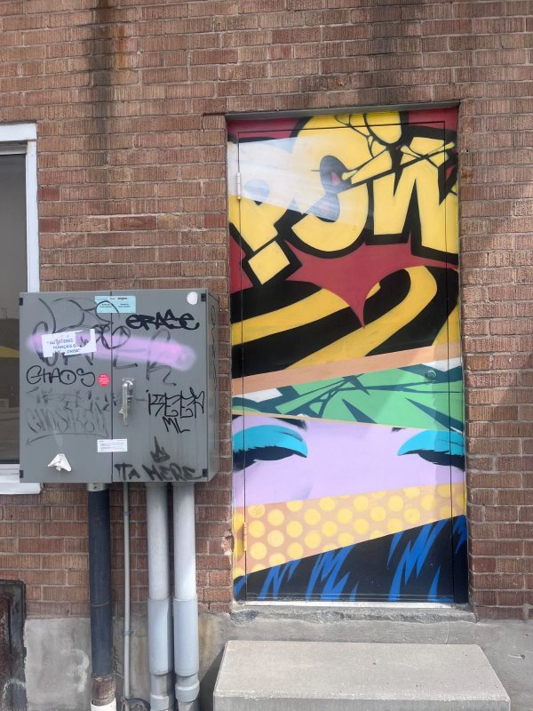Archive OTTAWALLS : Art urbain pop art vibrant par Marin, créé pour le Sentier culturel de Gatineau 2018.