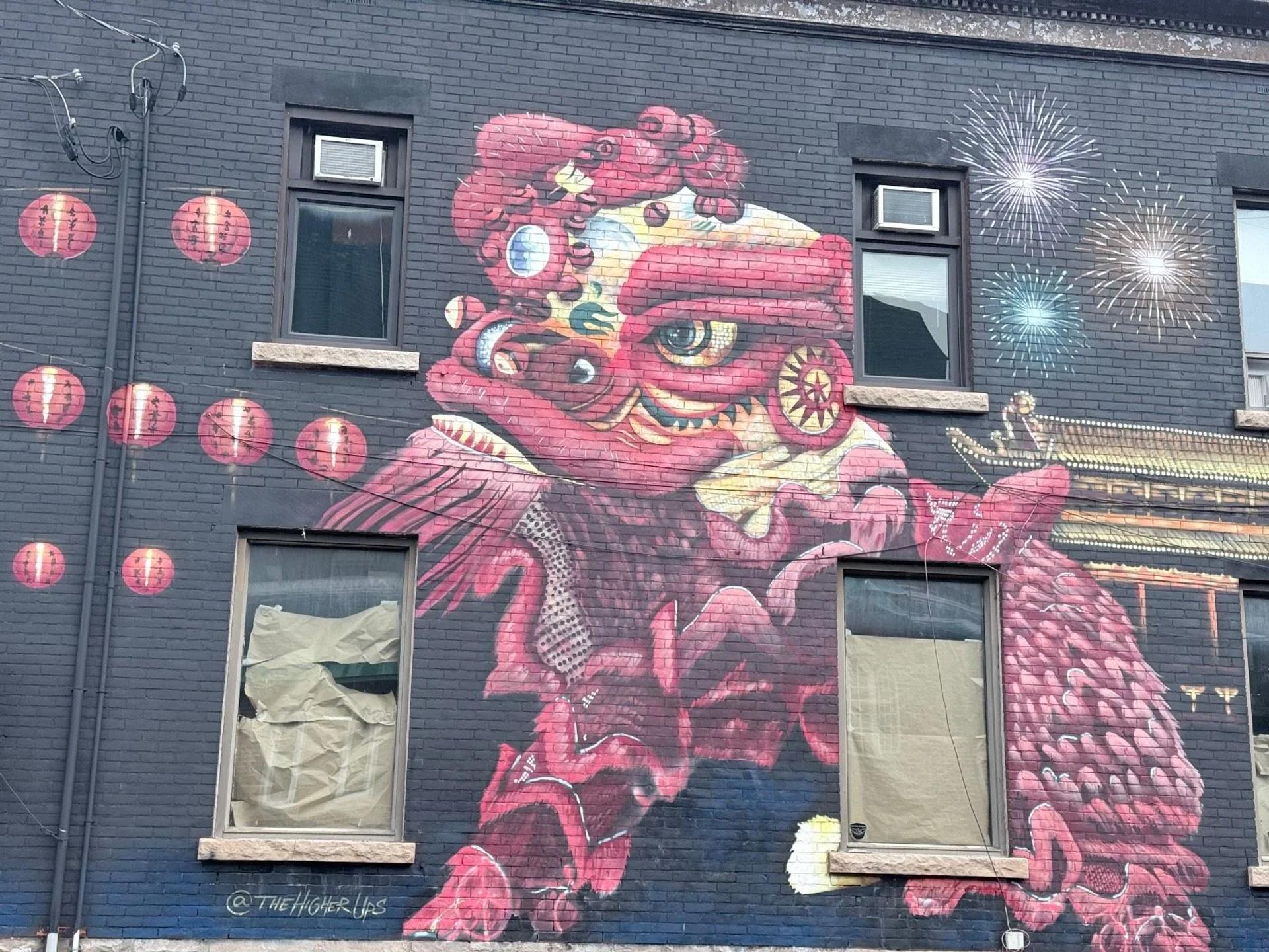 Fresque murale représentant un dragon chinois sur deux étages, réalisée par le collectif The Higher Ups avec Dan Metcalfe et Pat Buck, peinte sur un mur de la rue Bell Nord, dans le quartier chinois d’Ottawa.