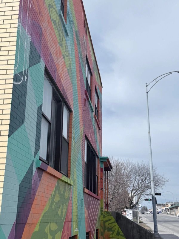 Full building view of Altitude Gym featuring the 'HYPNOSE' mural. A testament to how large-scale public art revitalizes Gatineau’s infrastructure and defines local community identity.