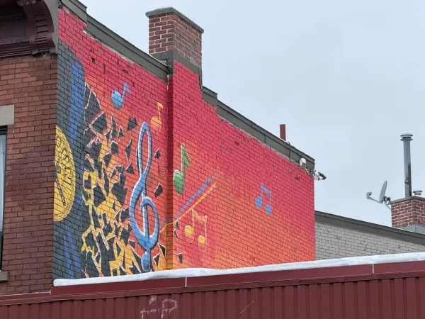 Murale au Wellington Street West Hintonburg Shopping Area by Unknown / Inconnu