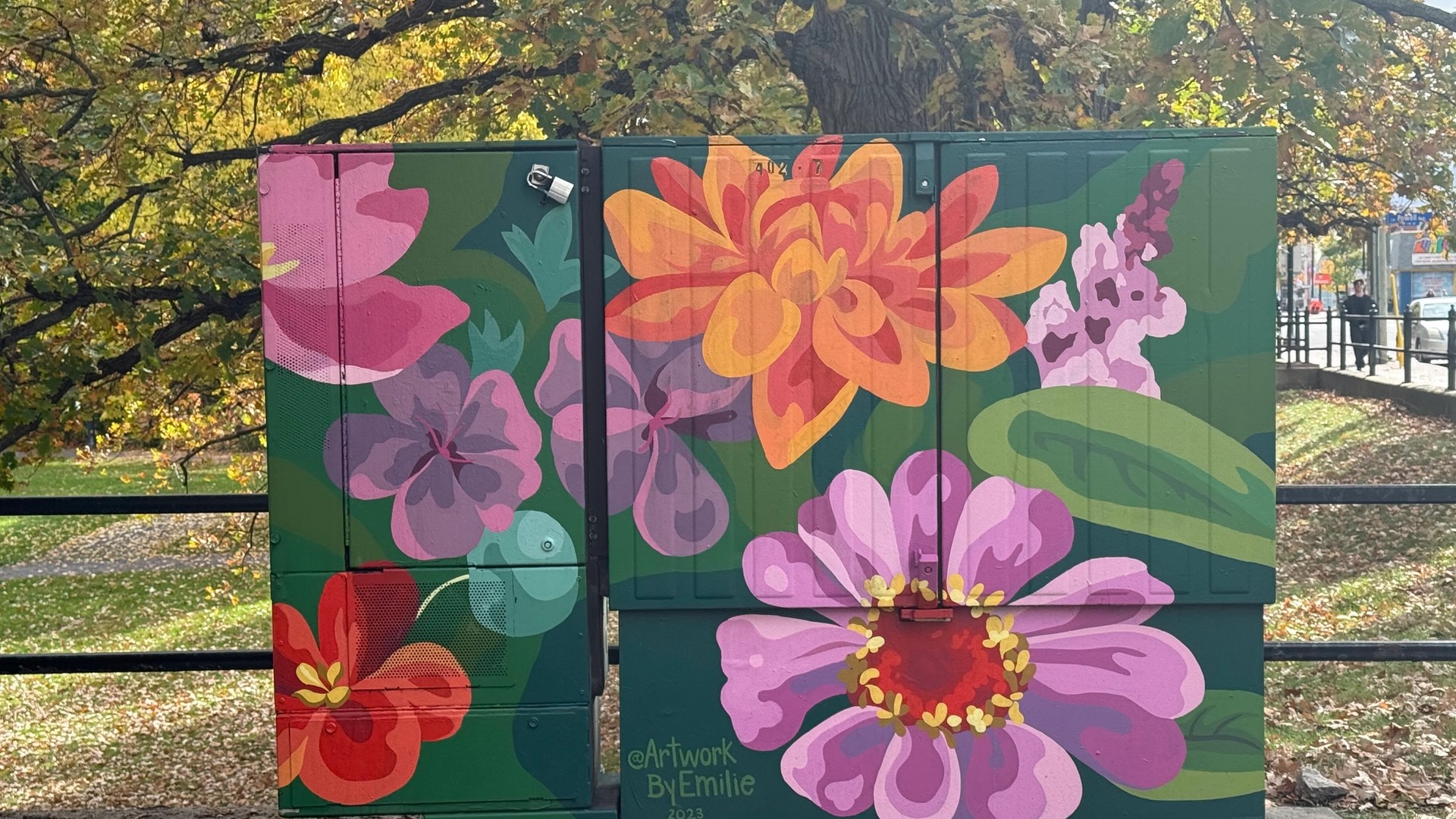Le pouvoir des pollinisateurs mural in The Glebe by Emilie Darlington