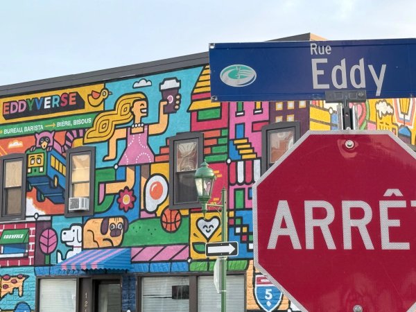 Une murale publique dynamique et colorée située sur la rue Eddy, au centre-ville de Gatineau, réalisée par Loogart et Phil Landry dans le cadre du projet de revitalisation urbaine « Eddy en couleur », qui met en valeur l’esprit communautaire local à travers des images ludiques inspirées de la culture pop et des cafés.