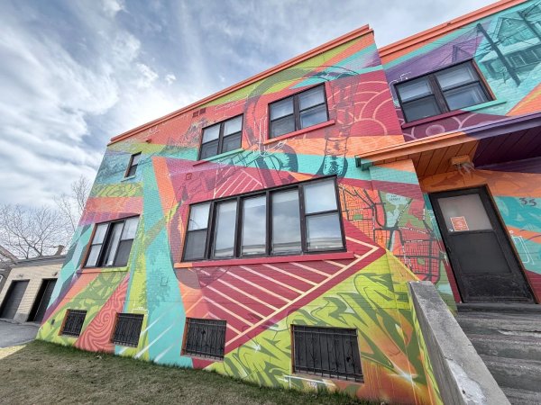 Wide-angle shot of the 'HYPNOSE' mural by Marin Mitrasinovic on the façade of Altitude Gym in Gatineau. A vibrant example of public art in the Parc-de-la-Montagne district blending graffiti and contemporary aesthetics.