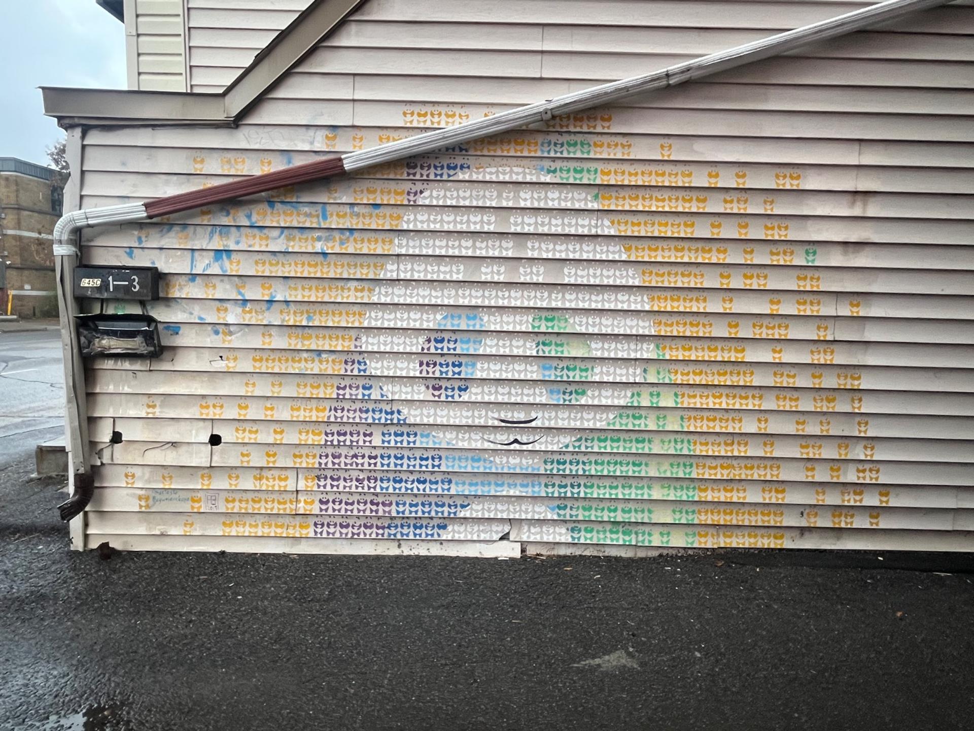Fresque représentant un panda et art urbain à Chinatown, à Ottawa. Le motif représente un panda formé d’une mosaïque de petits pandas.