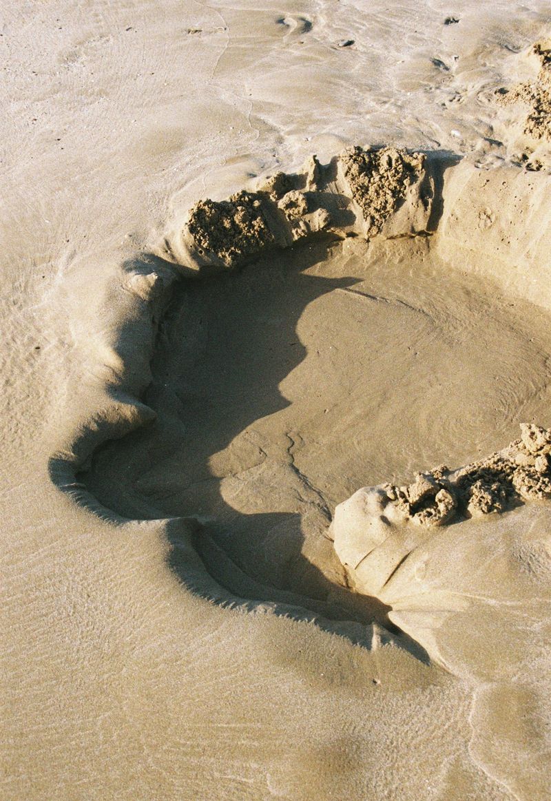 Charco de agua en la arena
