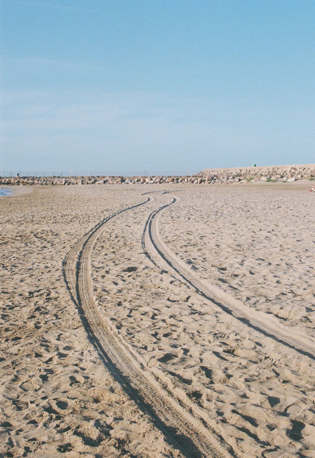 Huellas de rueda en la arena de la playa