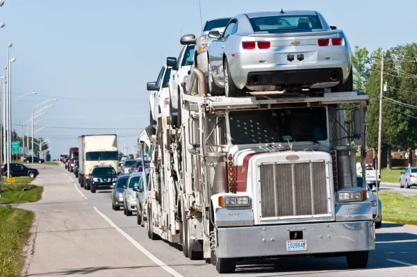 Tow dolly vs auto transport: What’s the difference?