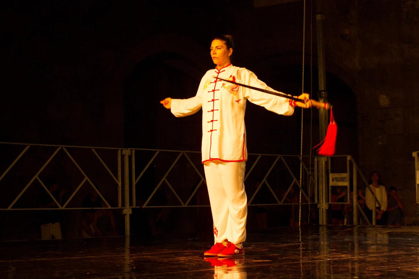 Carolina Inda esegue una forma di Taiji con la spada su un palco.
