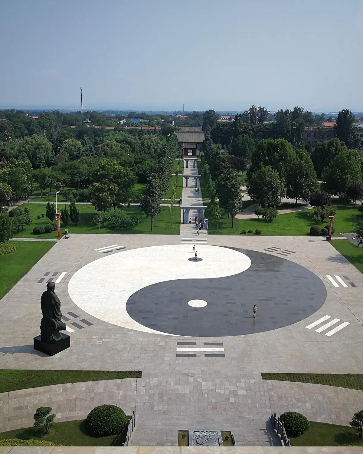 Vista dall’alto di una piazza con il simbolo del Taiji nel villaggio di Chenjiagou.