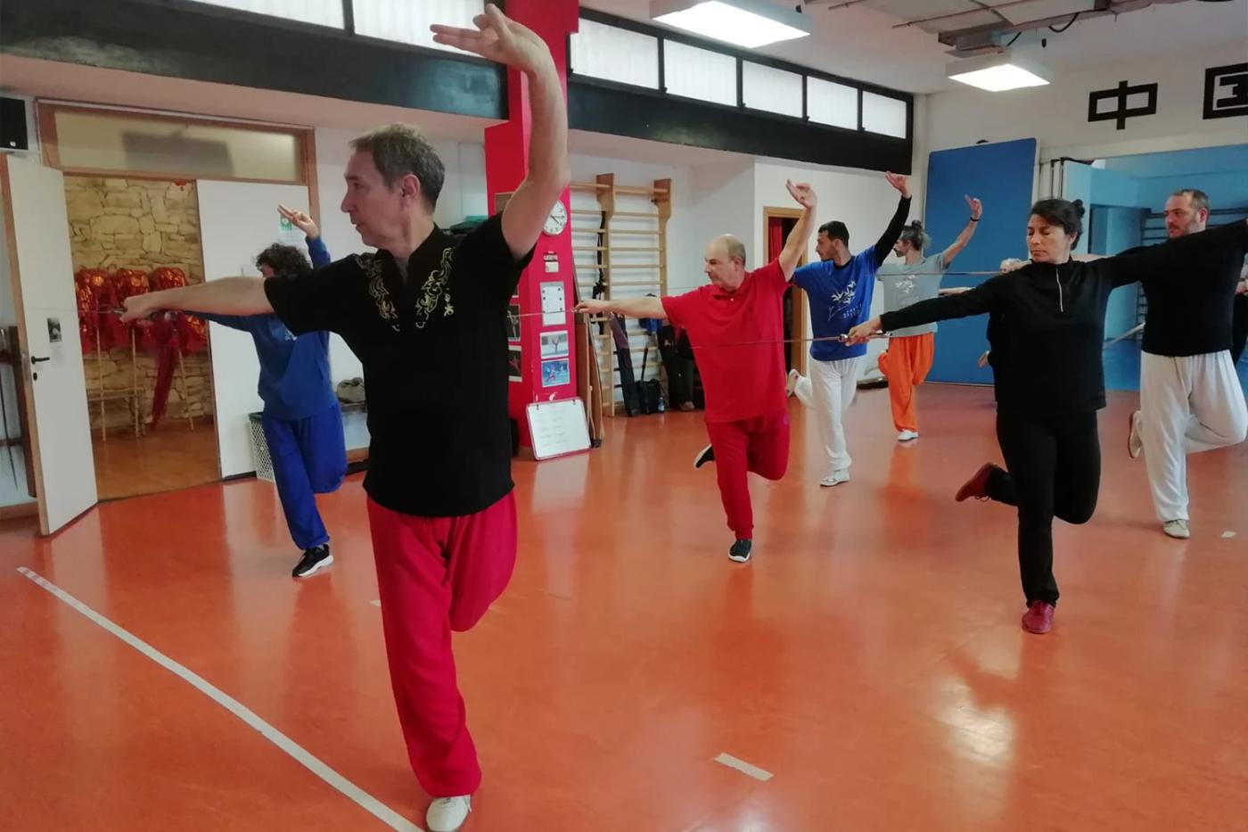 Allievi praticano Dao Yin in palestra durante un seminario.