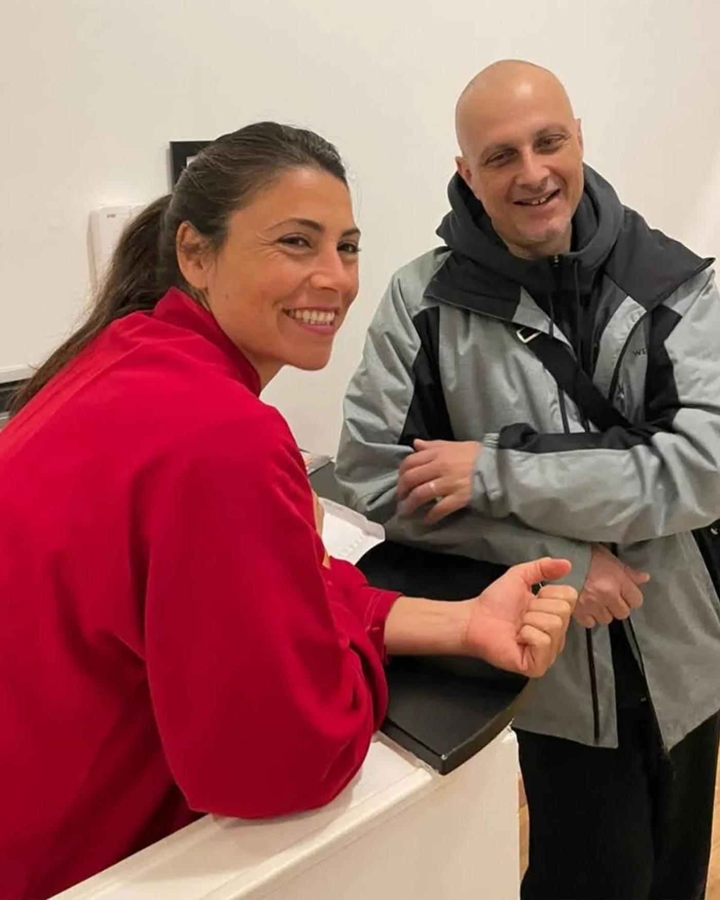 Carolina Inda e il maestro Marcello Sidoti sorridenti.