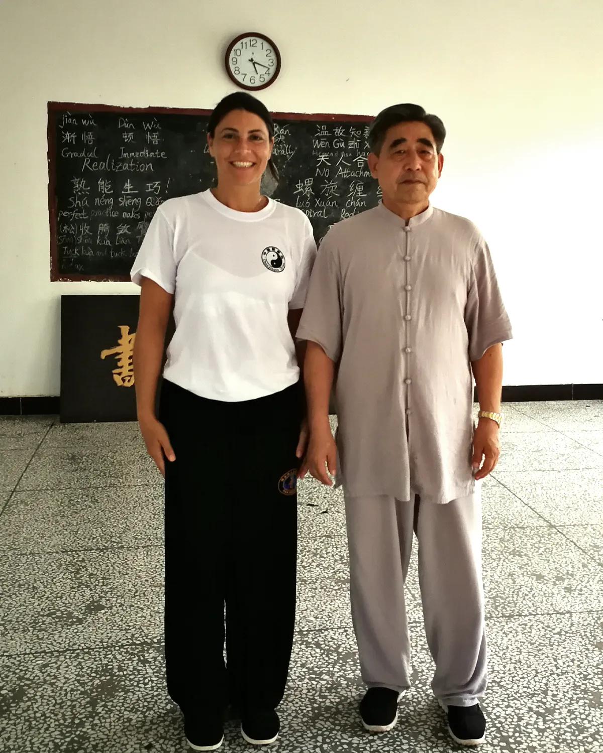 Carolina Inda accanto a un maestro in una sala di pratica in Cina.