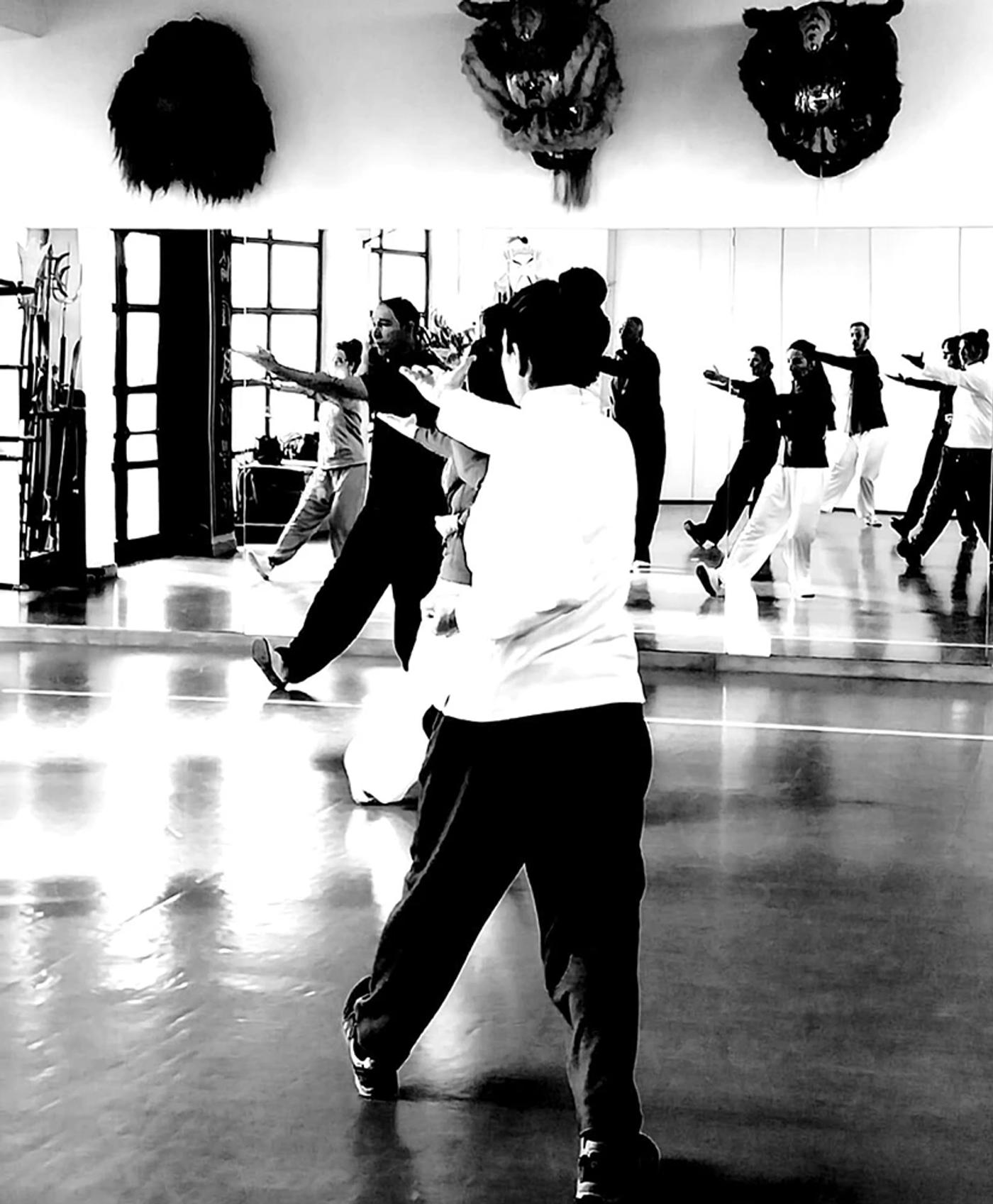 Una lezione di Dao Yin in palestra, in bianco e nero.