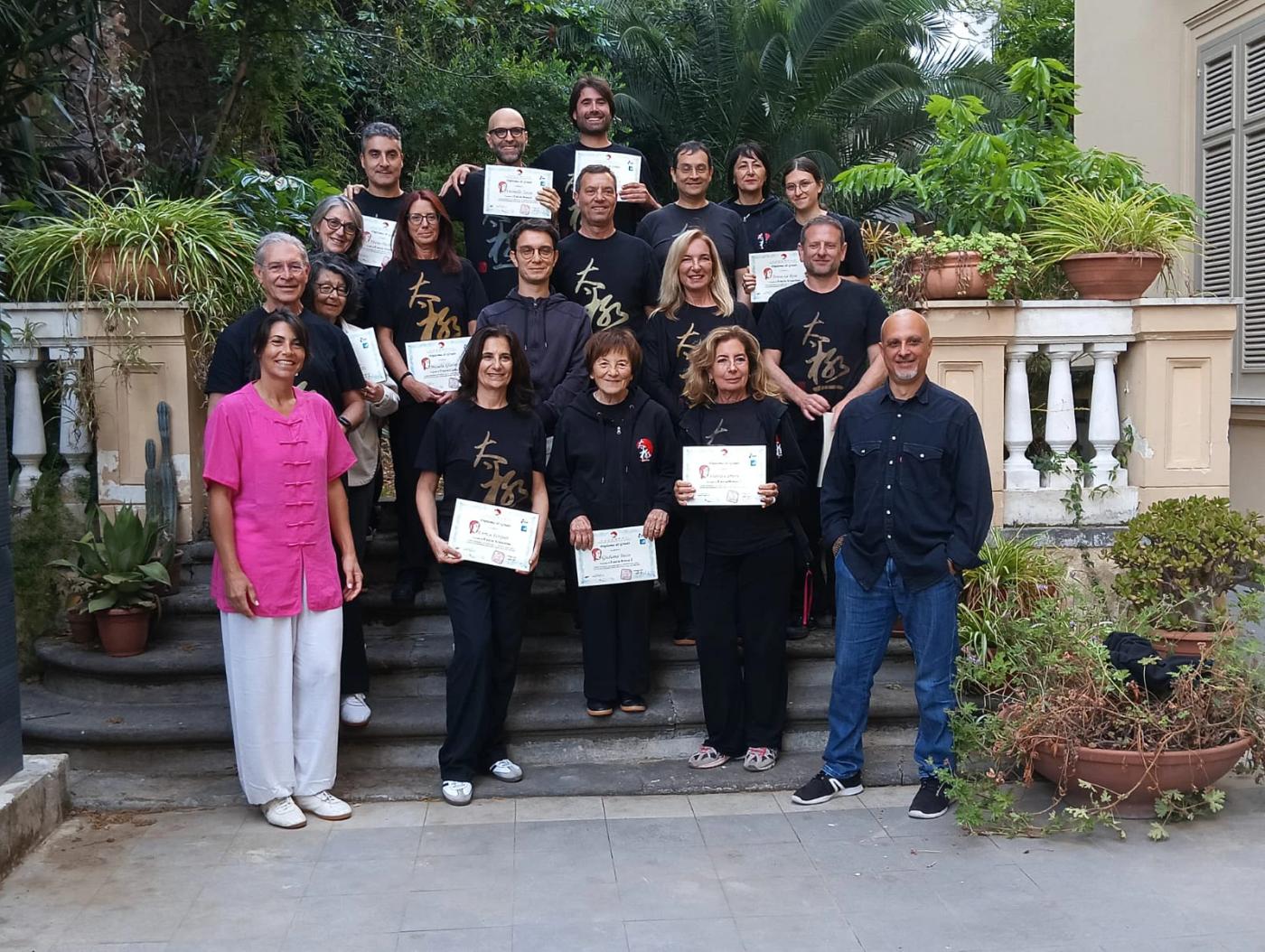 Gli allievi della scuola Chu Xin posano con i diplomi di passaggio di grado.