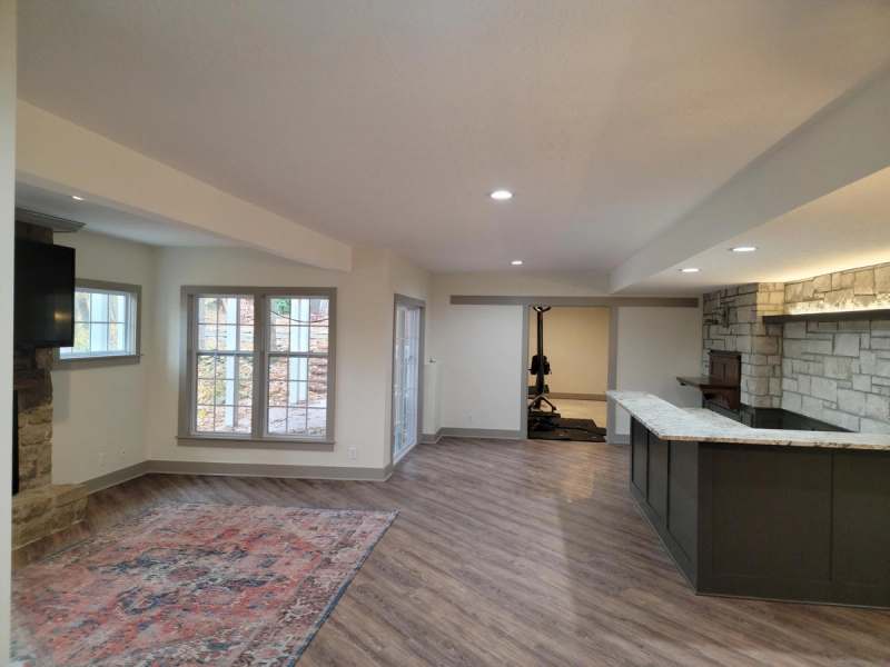 The L shaped bar & the family room with its windows