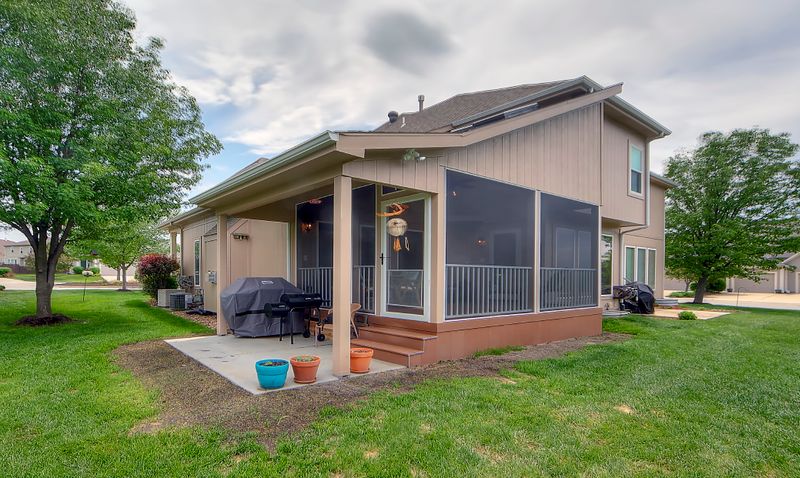 Screened porch by All Under One Roof, Kansas City