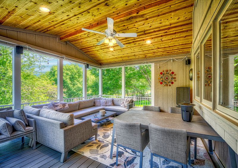 Screened porch with sectional seating and panoramic screens