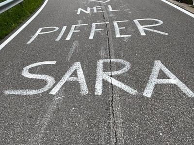 Tanto tifo sulle del Giro d'Italia e altre gare in ricordo di Sara