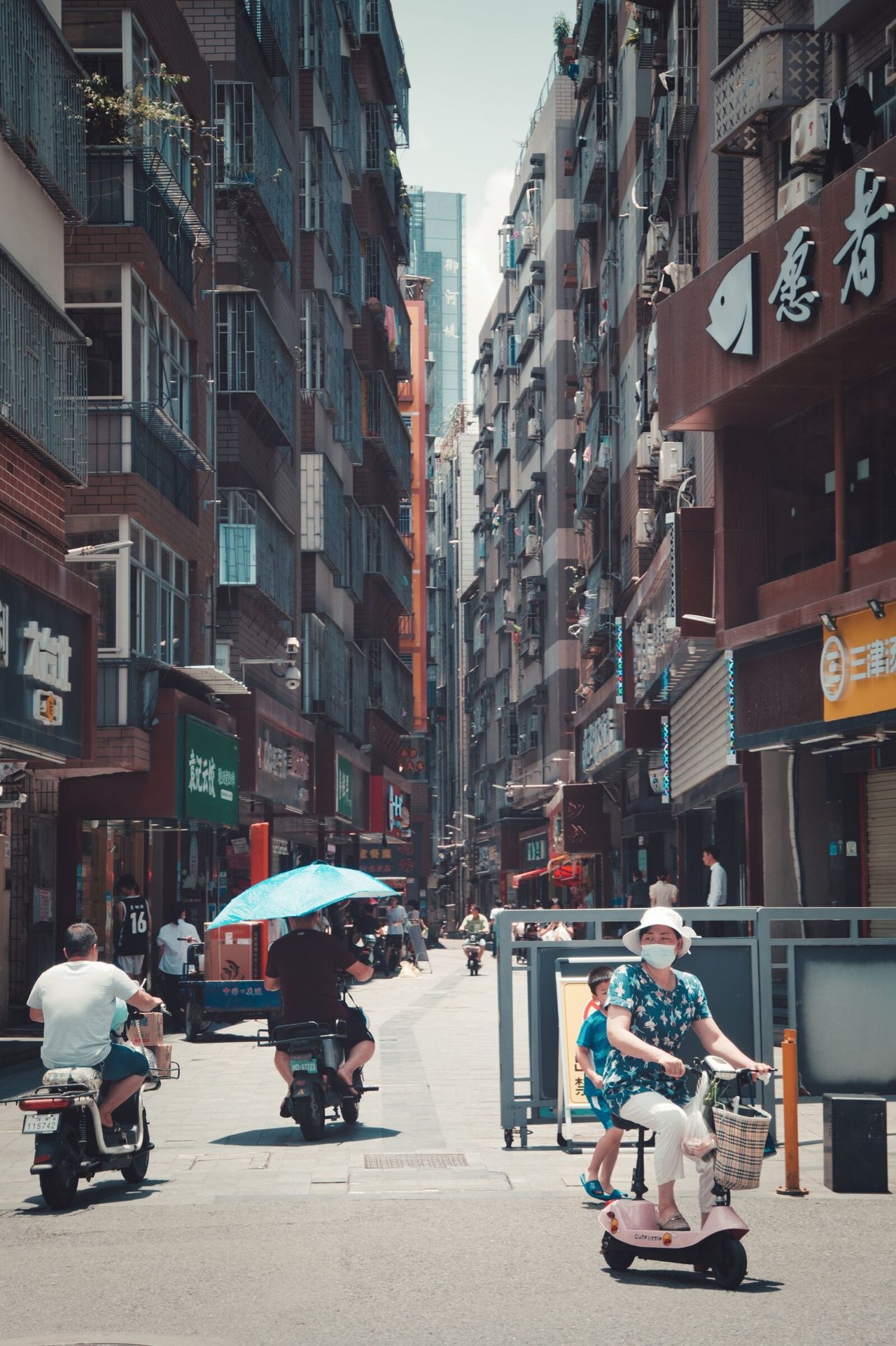 南山街区的行人与电动车