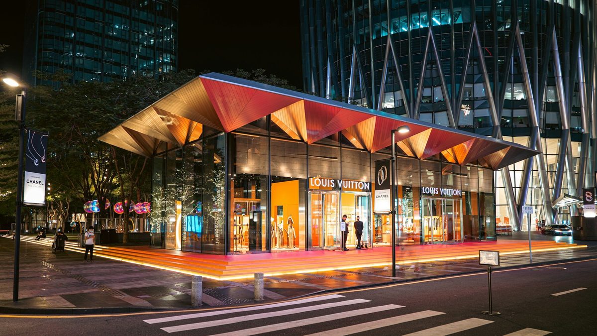 Evening street life outside the MixC mall at Shenzhen Bay