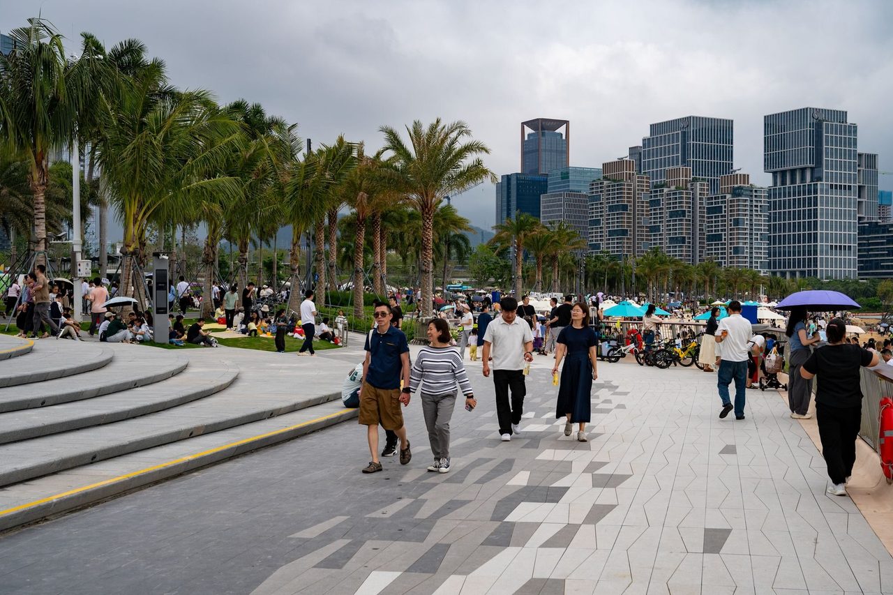 深圳城市公园中的市民与远处高楼