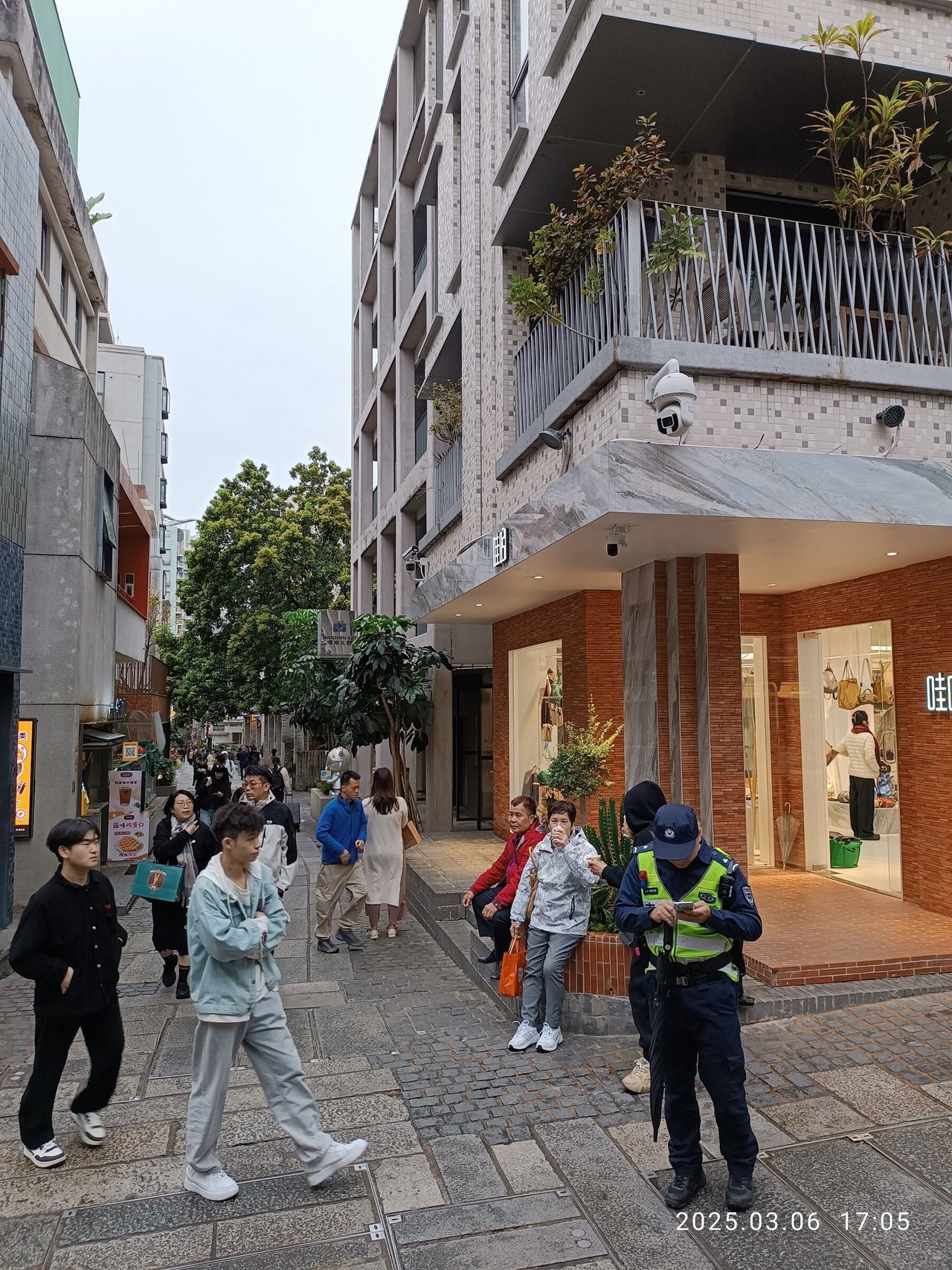 南头古城街巷中的店铺与行人