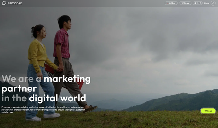 Efektowny ekran startowy z tłem wideo i hasłem „We are a marketing partner in the digital world”. Minimalizm i harmonia z brandem.