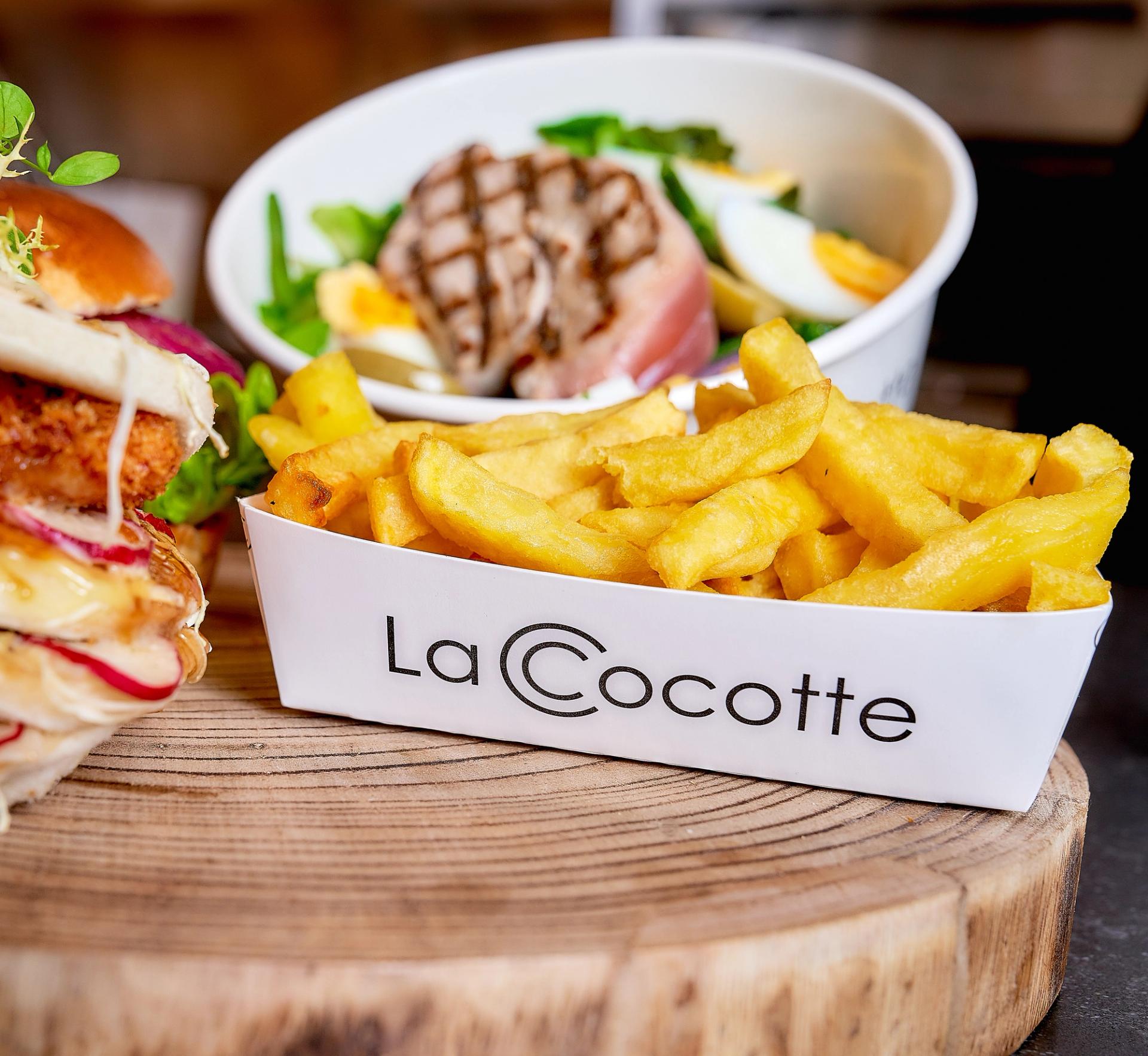 Huisgemaakte friet, maaltijdsalade nicoise met verse tonijn en een kipburger. Een take-away met een divers assortiment.