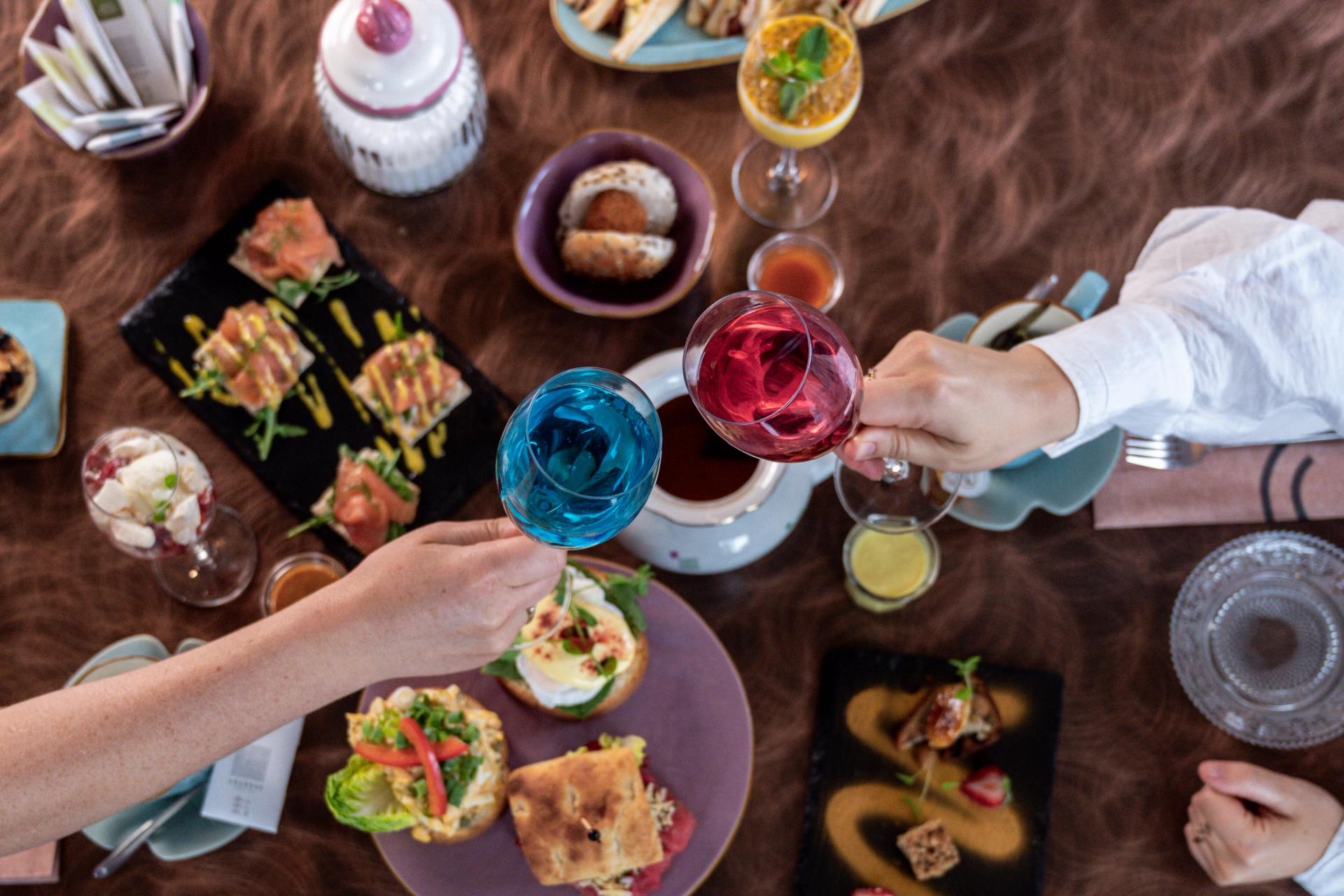 High tea in het restaurant met gekleurde alcoholvrije bubbels