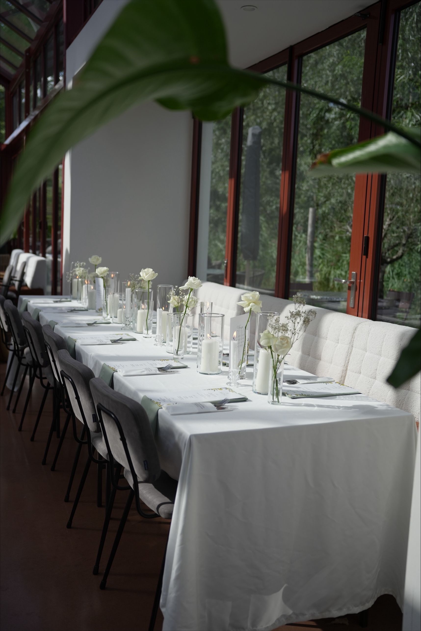 Gedekte tafel voor bruiloftslunch in de Kas van La Cocotte in Hoogvliet.