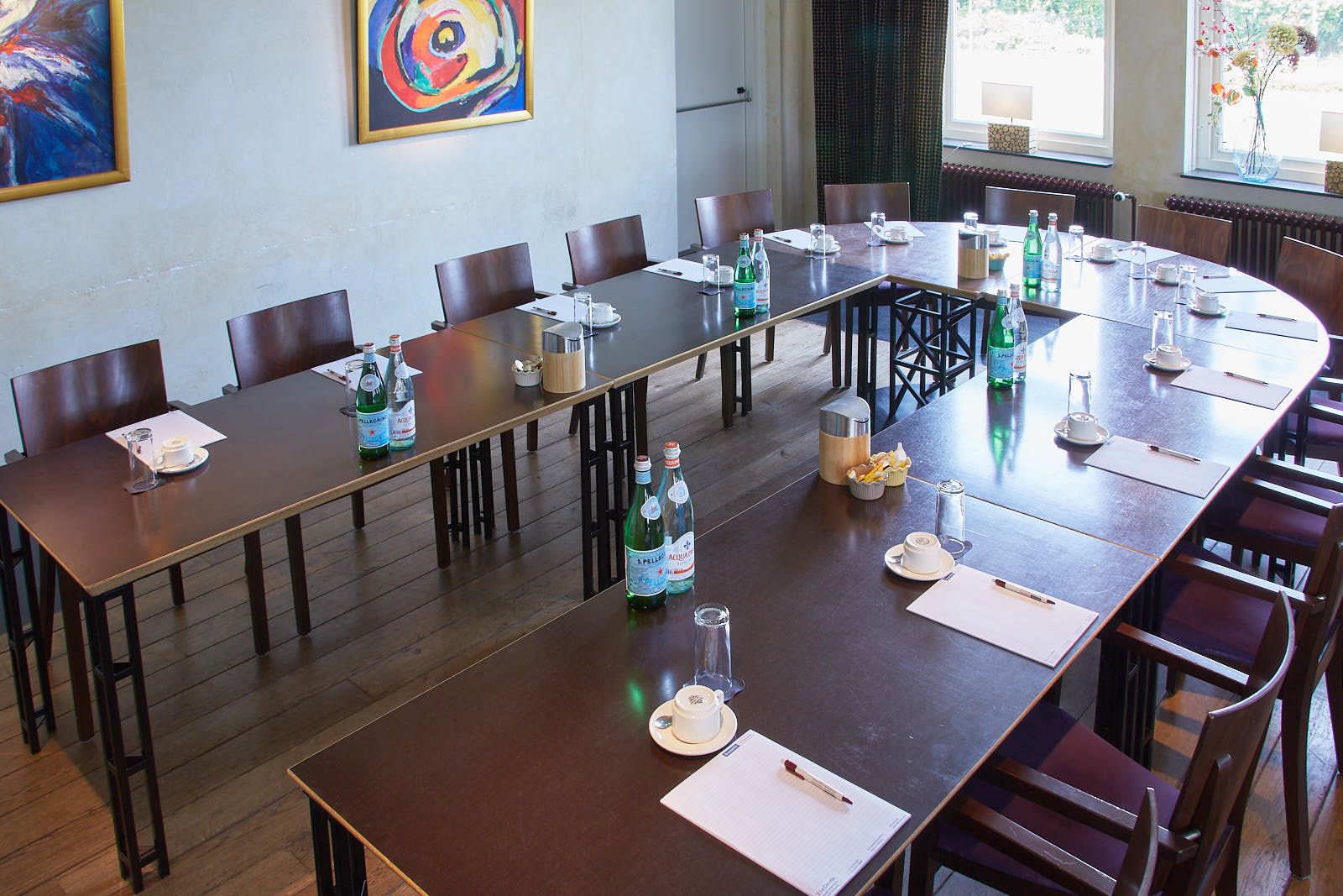 De Cloesezaal van La Cocotte met één grote vergadertafel bij het raam, voor overleg tot 10 personen