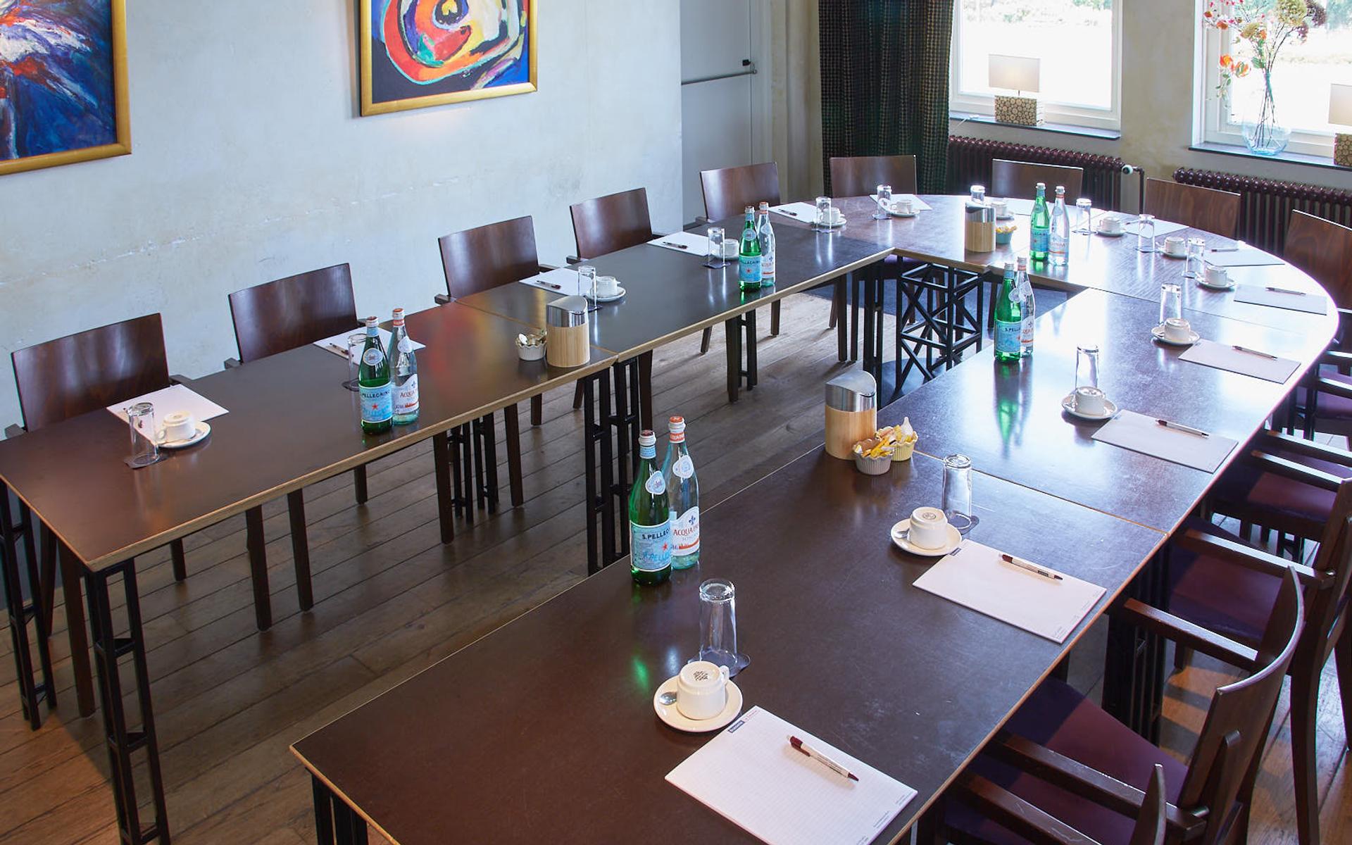 De Cloesezaal van La Cocotte met één grote vergadertafel bij het raam, voor overleg tot 10 personen