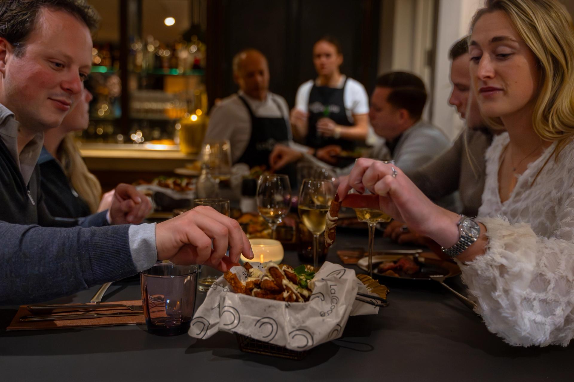 Shared Dining met vrienden dineren in het restaurant in de buurt van Rotterdam